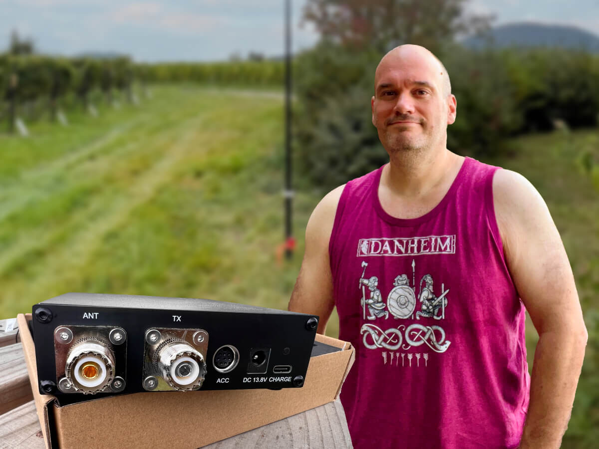 JNCRadio's CS-818 tuner in the field test with Marco, DD6FM: Portable radio made easy!